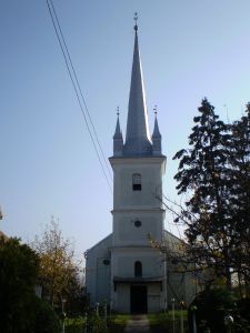  A teljes szépségében pompázó sudár fiatornyos református templom 