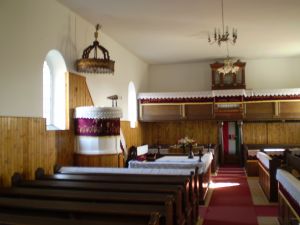  A református templom szószéke az orgonával és az a bizonyos szívet dobogtató zászló 