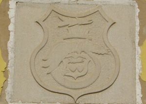  A két szív a Kállay család címerében a kúria főbejárata felett 