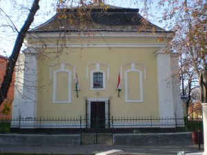  A késő barokk stílusú piros tornyos létai református templom bejárata 