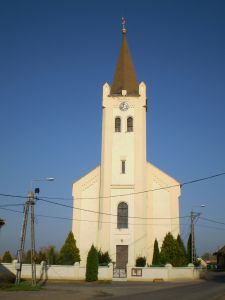  A fiatornyos vértesi református templom 