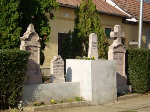  A egykori Irinyi-ház kertjében található sírkert 