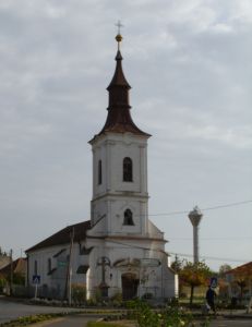  A főterén álló katolikus templom 